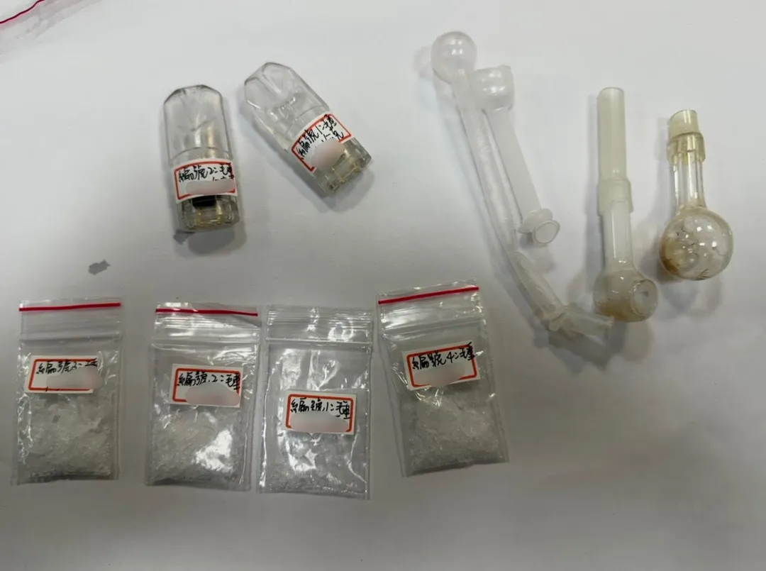員警在楊男身上和機車內搜出大量毒品，也發現他竟是通緝犯。（圖／警方提供）