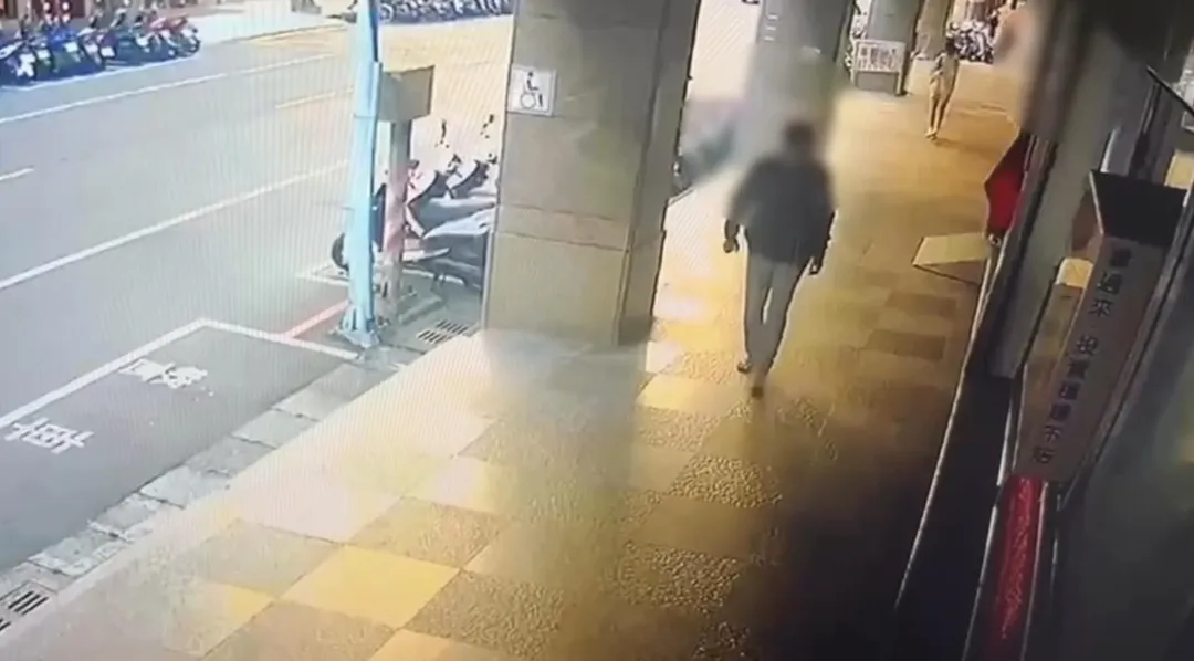 新莊一名余男，不滿妹妹多次遭到李姓男友施暴，相約談判爆發口角，持預藏西瓜刀砍殺李男，余男犯案後自行到派出所投案（圖）。（圖／警方提供）
