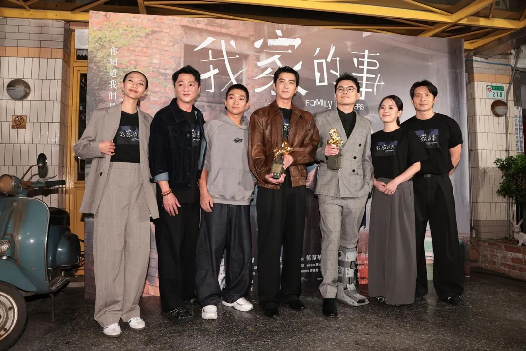 曾敬驊（中）以《我家的事》抱回「最佳男配角獎」，23日開心現身慶功宴。（圖／中國時報 陳俊吉、杜宜諳、郭吉銓攝）