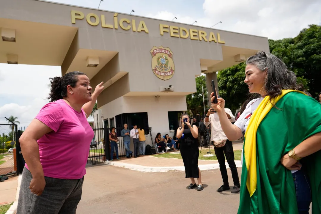 波索納洛的支持者和反對者在聯邦警察總部門口互相嗆聲。（圖／美聯社）