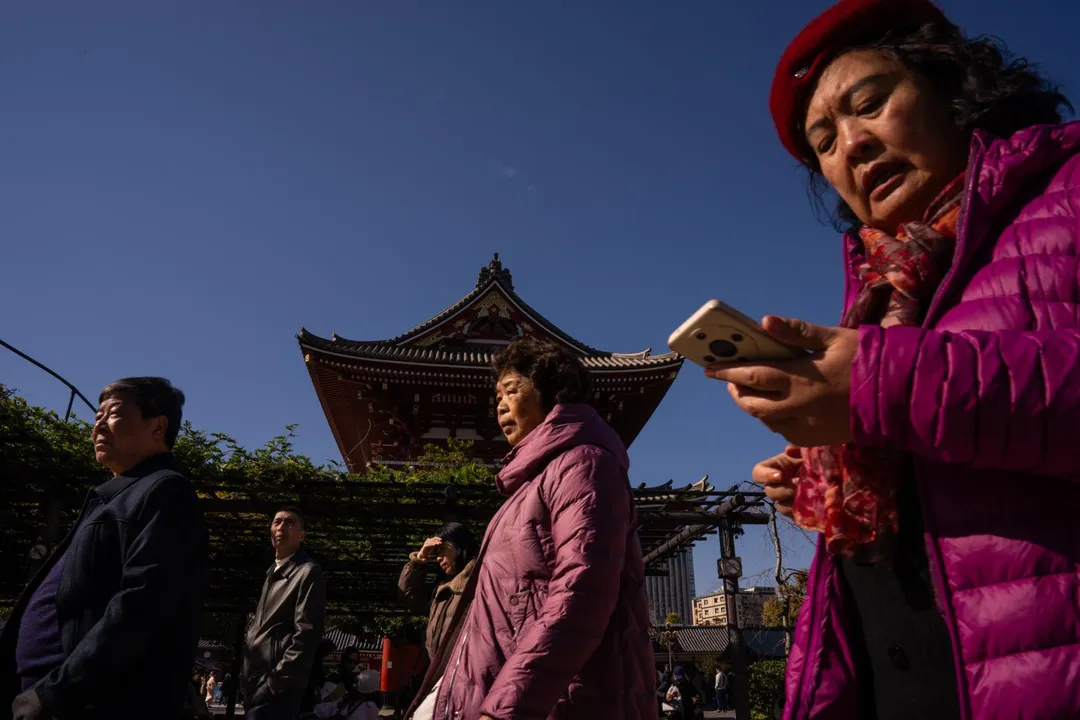 大陸官方抵制赴日旅遊。圖為11月20日，陸客在日本東京的淺草寺。（圖／美聯社）