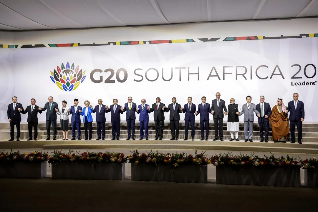 G20合影高市早苗（左四）與大陸國務院總理李強（左八）被隔開。（圖/美聯社）