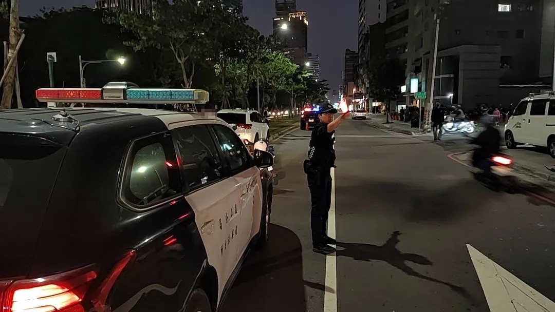 鼓山分局員警立即趕抵現場，協助將王男的車輛拖移至路旁，以恢復道路通行。（圖／翻攝畫面）