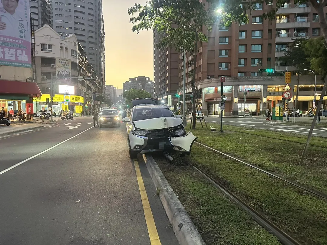 22歲男開車突「頭暈神隱」失控直撞輕軌號誌桿。（圖／翻攝畫面）