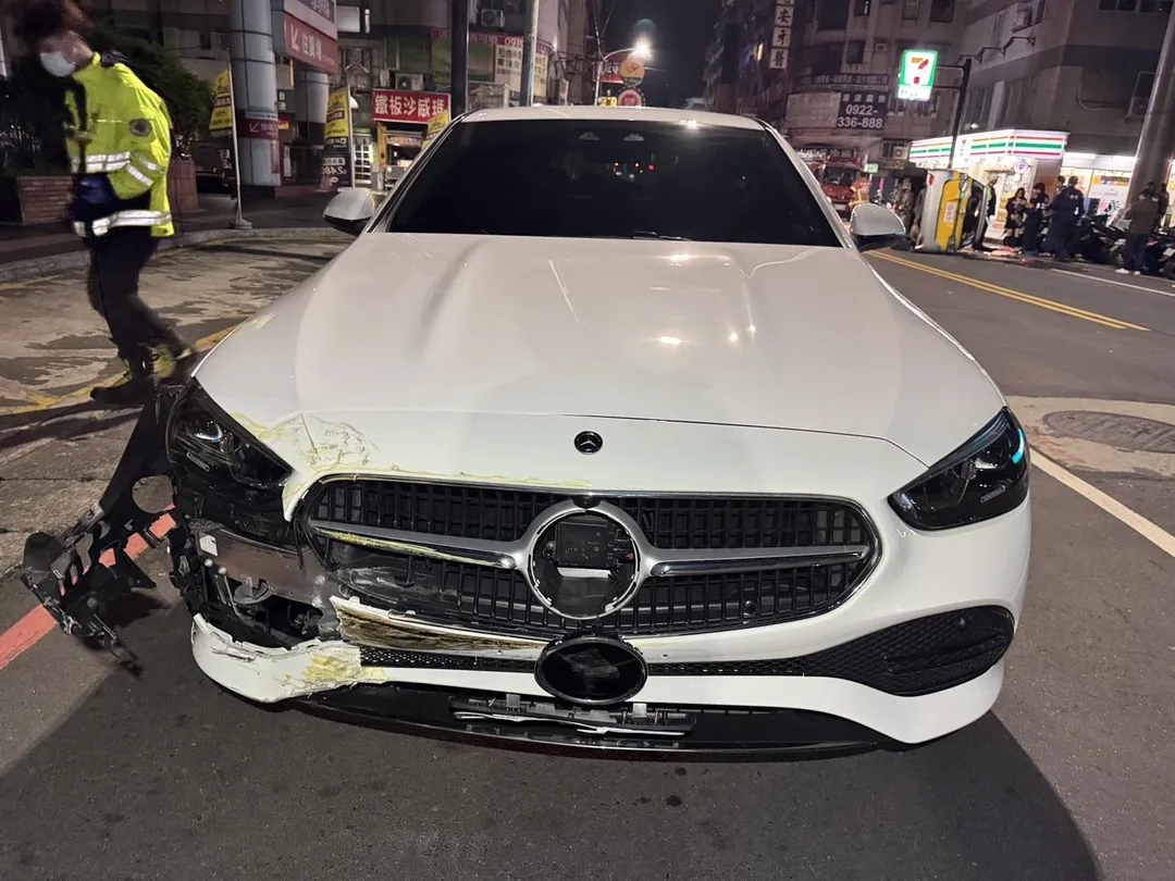 薛姓婦人的賓士車。（圖／警方提供）