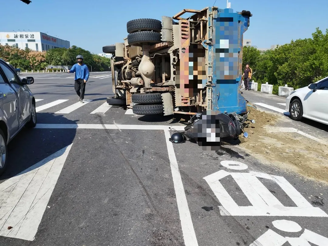 砂石車的車斗壓到後方的機車，導致41歲的吳姓機車騎士慘摔在地，造成後背及四肢多處擦挫傷。（圖／翻攝畫面）