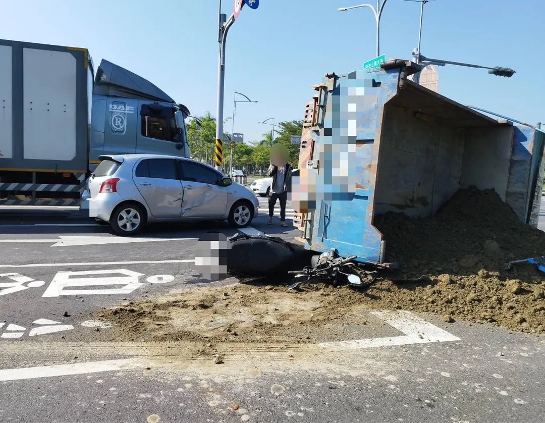 砂石車載運的砂石傾瀉在地。（圖／翻攝畫面）