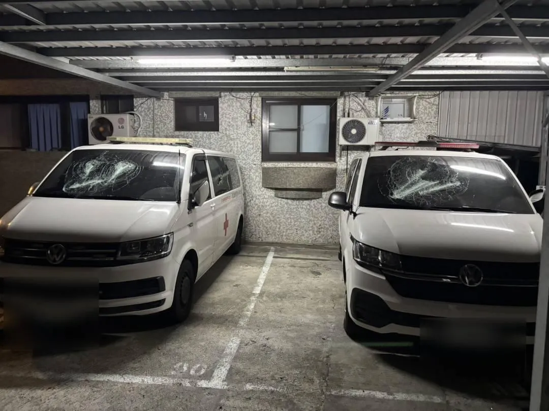 2輛救護車被砸。(圖/警方提供,下同)