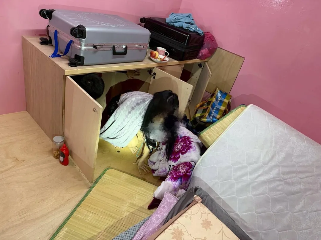 躲藏在夾層裡的賣春女被揪出。（圖／警方提供）