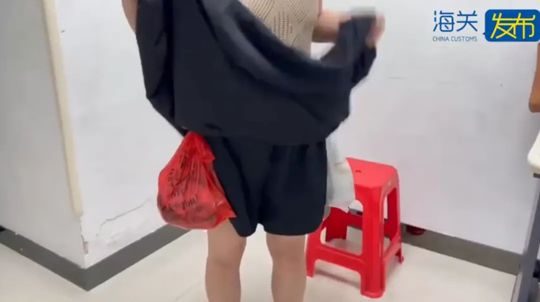 一名試圖走私活體平鰭鰍科魚的女旅客被海關攔截。（圖／翻攝微博@海關發布）