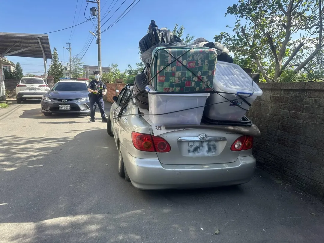 桃園出現超狂「蝸居車」！（圖／警方提供）