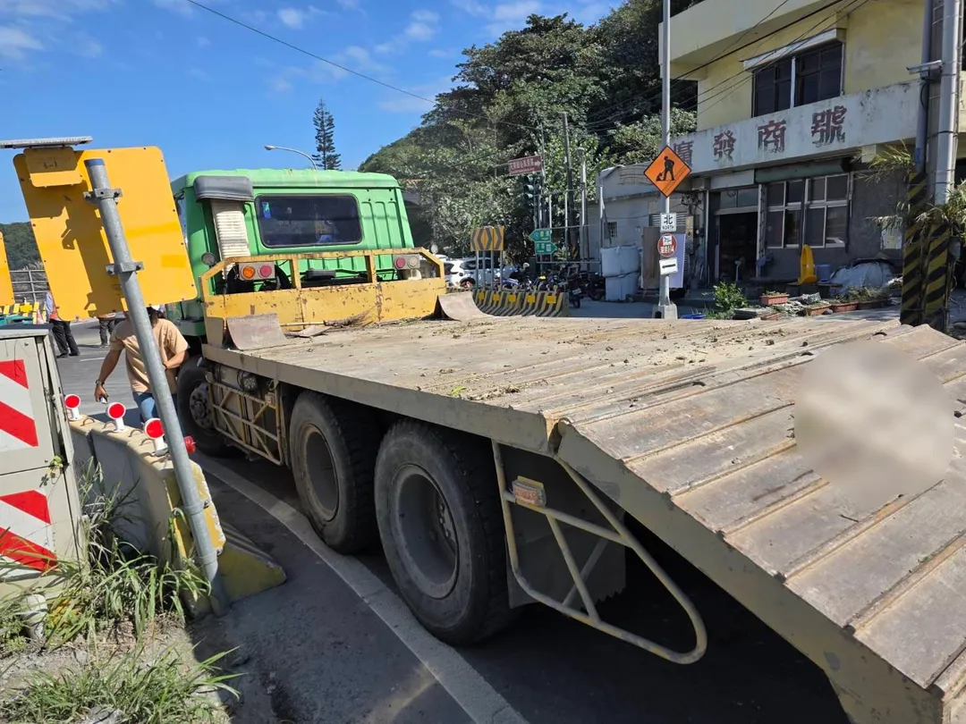 花蓮大橋南端23日中午發生一起拖板車運載怪手翻落的意外,造成南下方向交通受阻近兩小時。(圖/翻攝畫面)