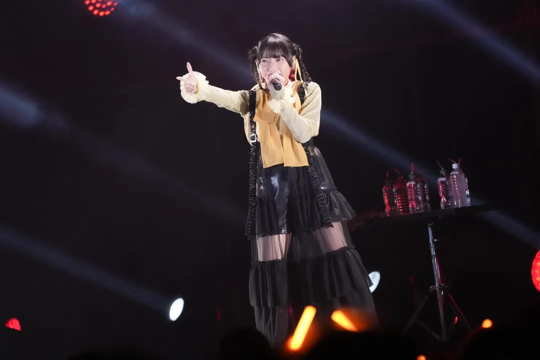 矢野妃菜喜一上台就以〈劣等、壊せ〉的爆發力點燃全場。(圖/好玩國際文化提供)