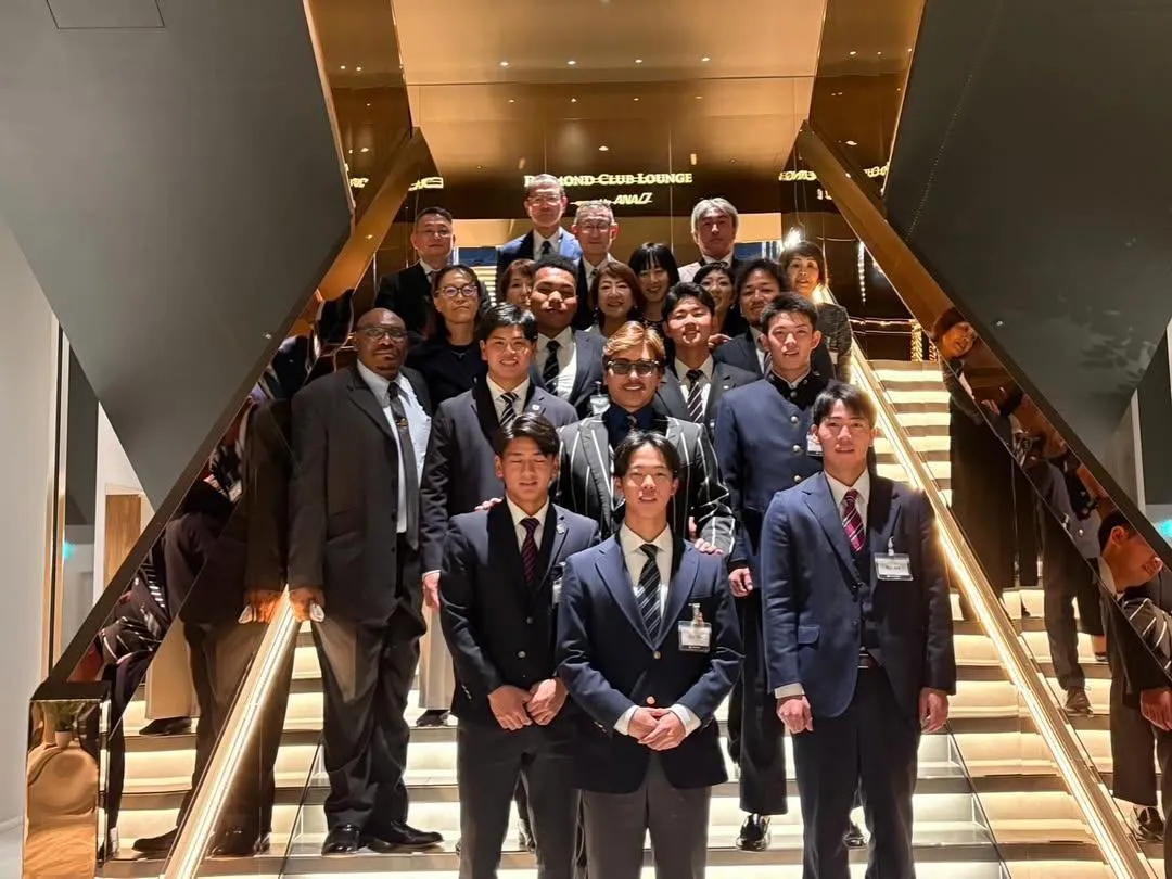 新庄剛志（中）與火腿新秀及其家人合影。（圖／翻攝自IG）