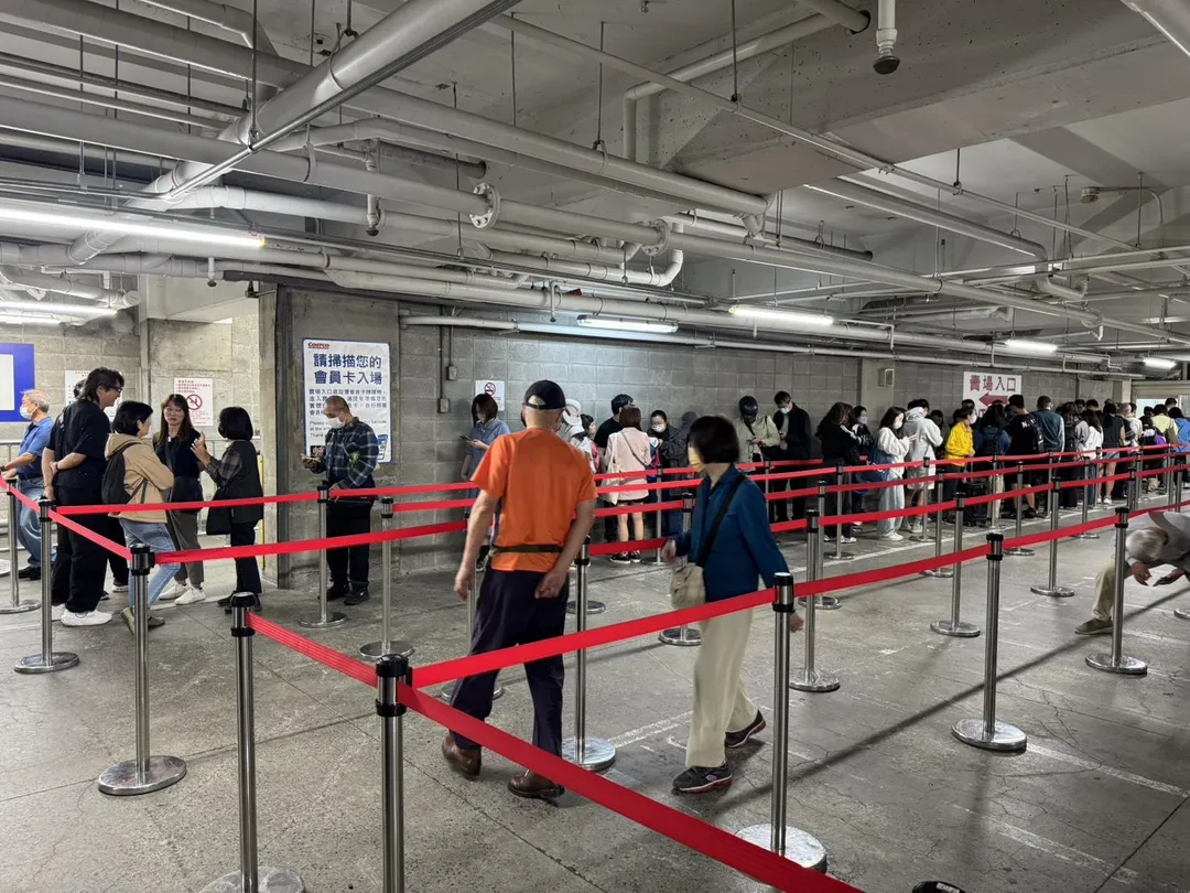 好市多黑色購物週24日登場，將近3百人入場瘋搶。（圖／陳奕廷攝）