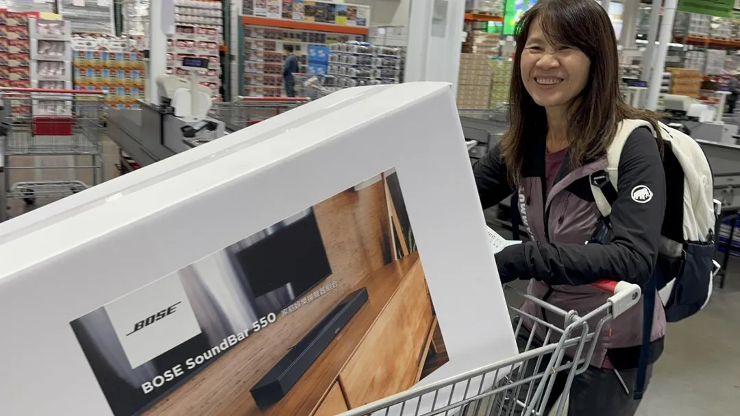 BOSE SoundBar550家庭劇院組，下殺8千售21999元。（圖／陳奕廷攝）
