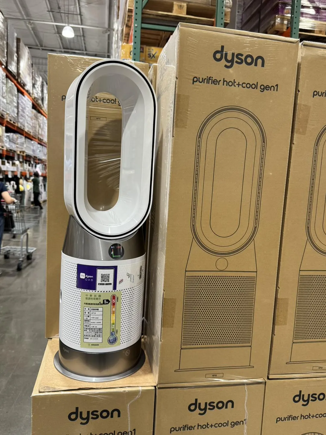 人氣商品之一Dyson空氣清淨機，10699元。（圖／陳奕廷攝）