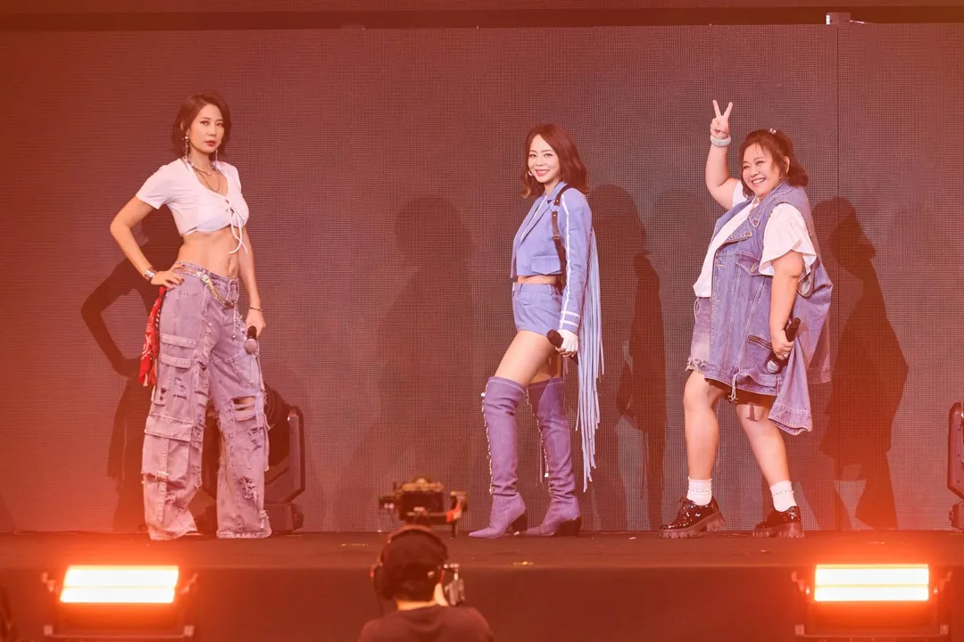 孫淑媚邀來丁寧和鍾欣凌擔任驚喜嘉賓，三人飆唱獵魔女團歌曲〈Golden〉。（圖／華貴娛樂 提供）