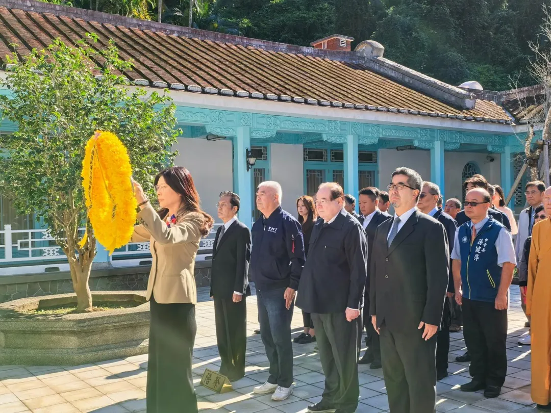 鄭麗文今至桃園慈湖及大溪陵寢,向總裁蔣中正先生及經國先生獻花致敬。(圖/國民黨提供)