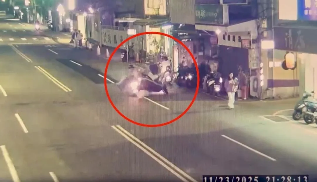高男跨越雙黃線與對向來車對撞。（圖／翻攝畫面）