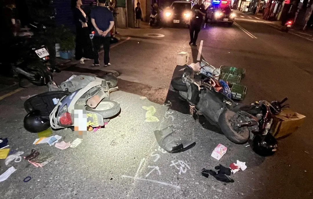 新店昨晚發生一起機車對撞車禍。（圖／翻攝畫面）
