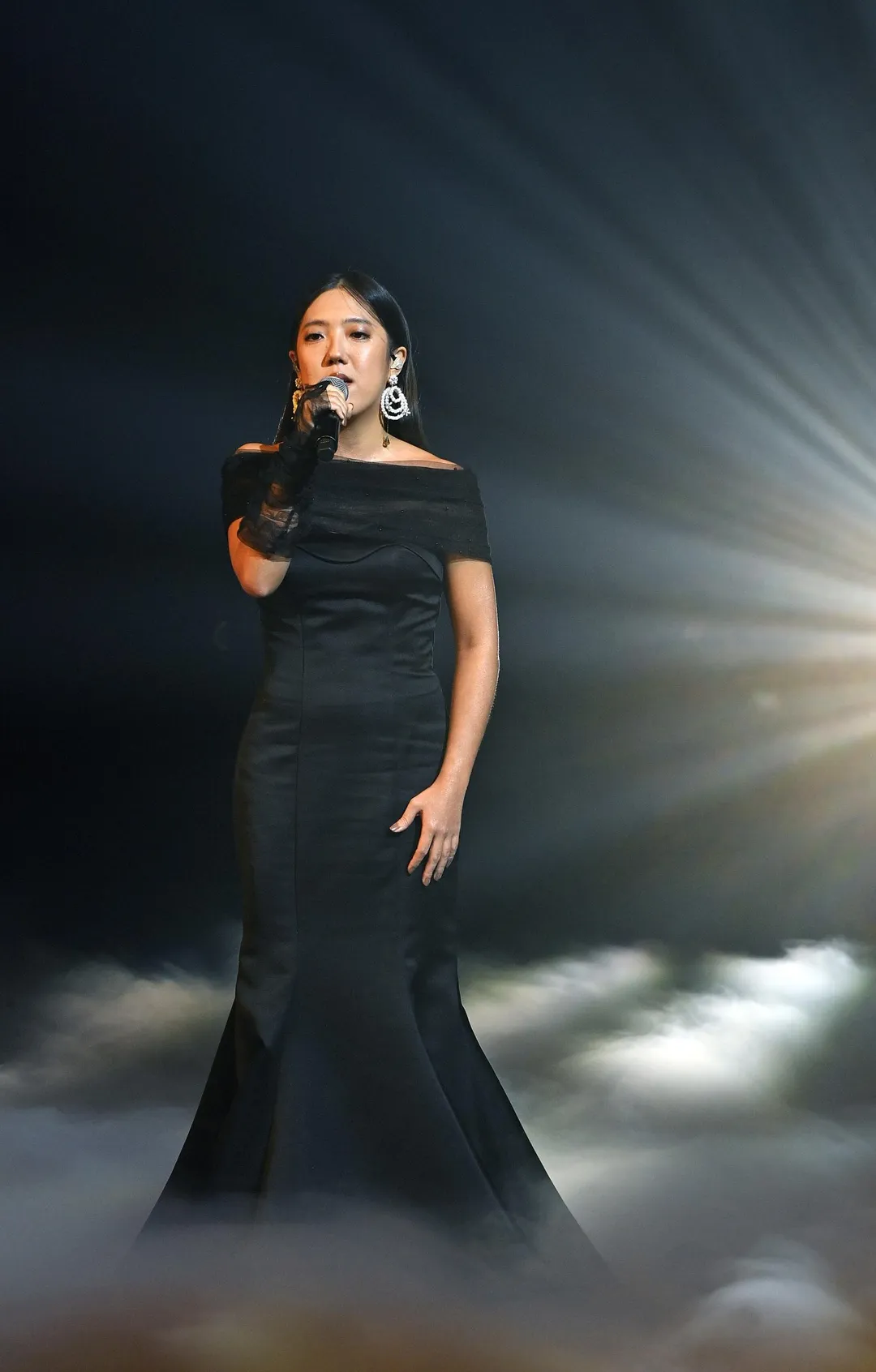 李竺芯則在「In Memoriam」節目中向逝世電影人致敬，溫柔且有力的演出讓網友大讚。（圖／台視 提供）