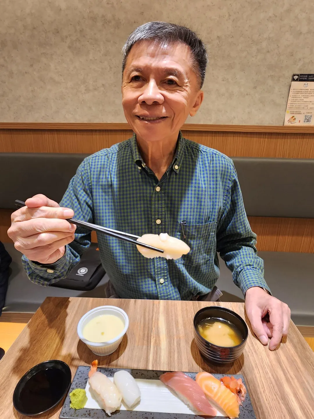 沈富雄24日也PO出吃壽司的照片。（圖／沈富雄臉書）