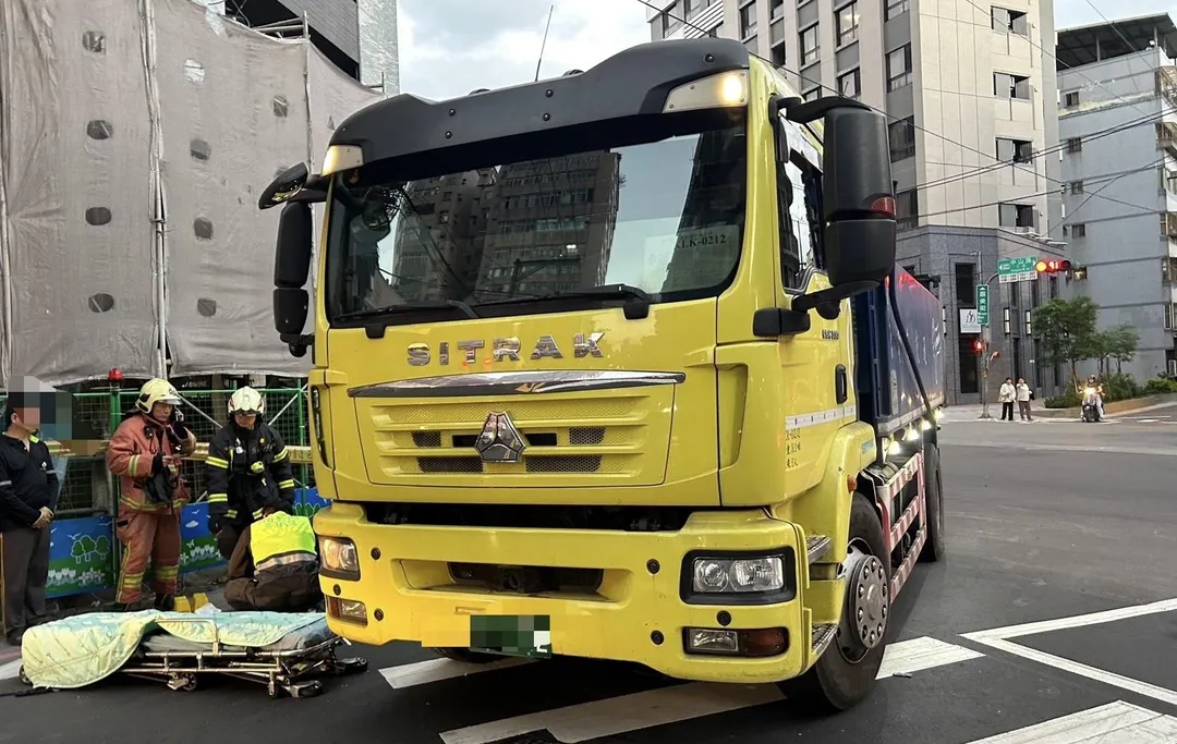 砂石車右轉擦撞後單車婦人受困車底。（圖／翻攝畫面）