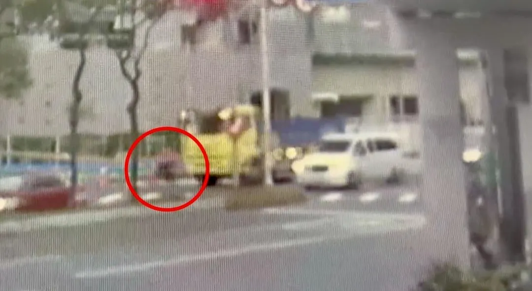 婦人騎單車糟砂石場擦撞。（圖／翻攝畫面）