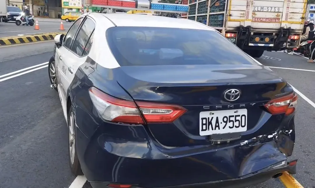 警車遭衝撞毀損。(圖/翻攝畫面)