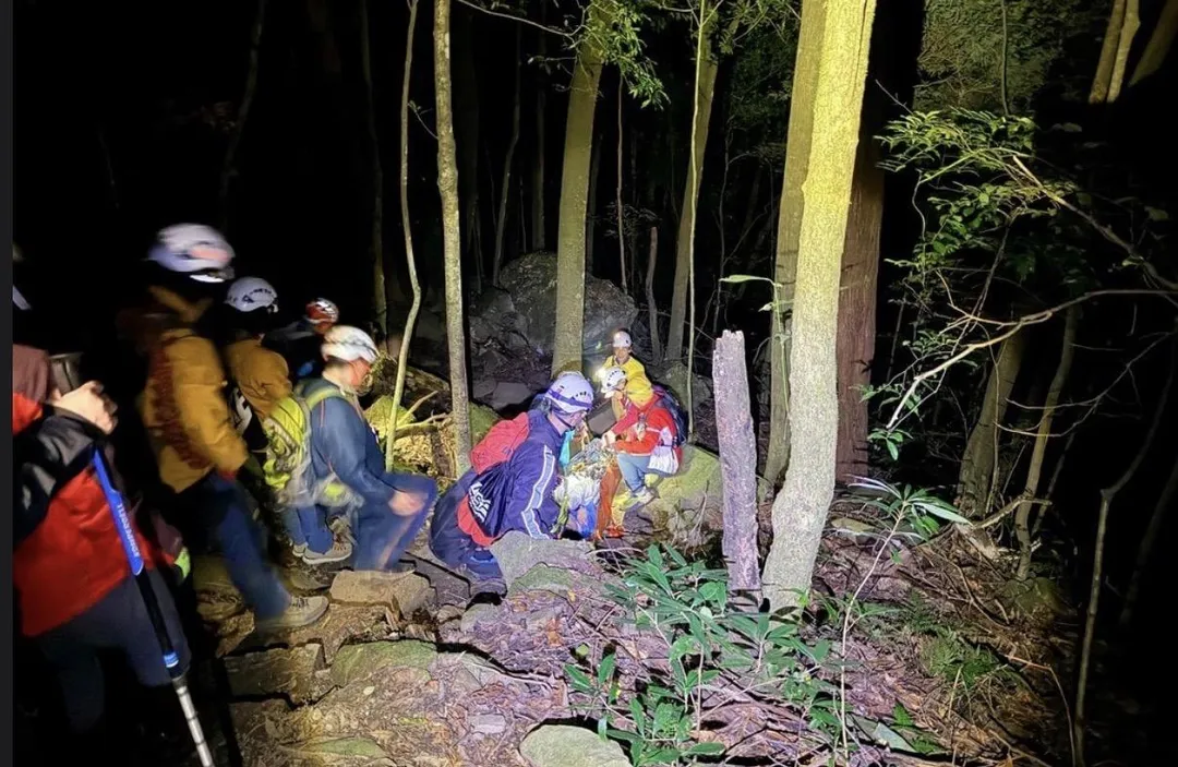 消防人員接力8小時將病患搬運下山。（圖／翻攝畫面）