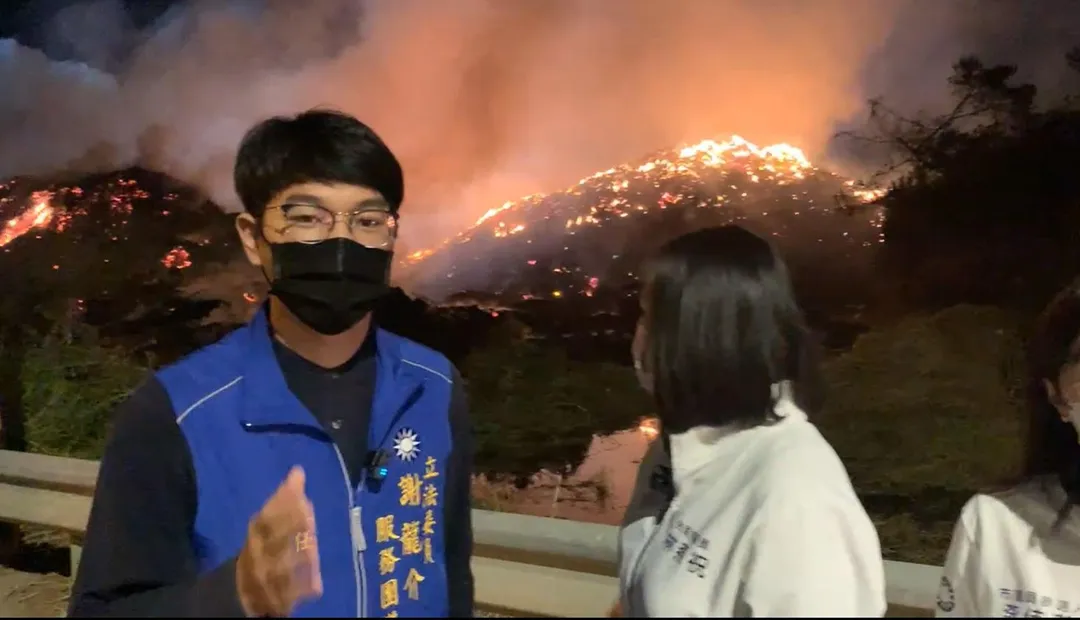 台南市後壁區烏樹林廢棄物暫置場21日晚間發生大火至今已持續延燒4天。（圖／謝龍介臉書）