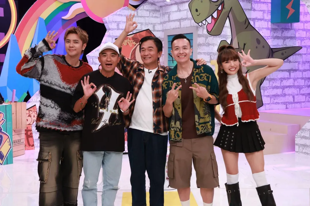 《綜藝OK啦》 羅志祥（左起）、小馬、吳宗憲、小鐘、何美合照。（圖／中天綜合台提供）