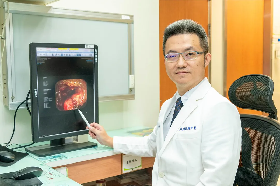 張譽耀主任表示，老翁提前住院補充靜脈營養，體力改善後使用單孔達文西手術，術後傷口癒合佳、疼痛輕微。（圖／彰化基督教醫院）