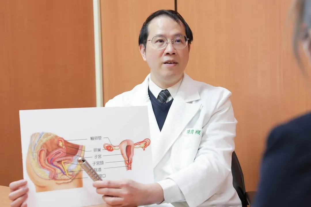 陳國瑚部長看診示意照。（圖／台北慈濟醫院）