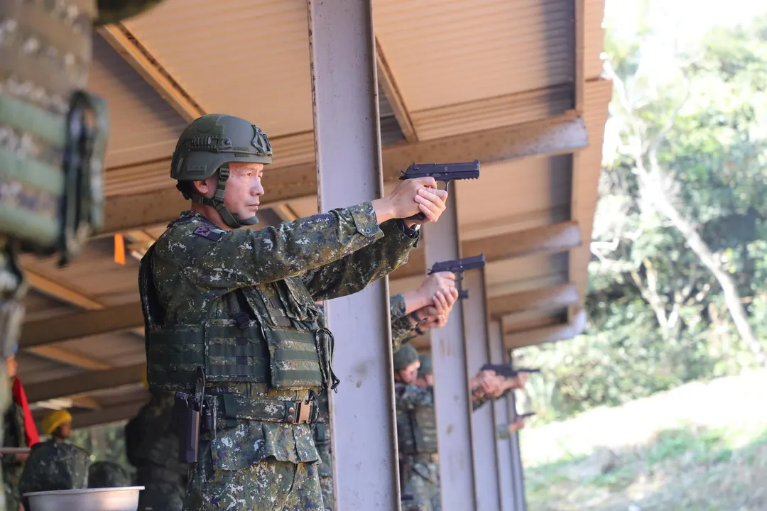 「將官盃」競賽9公厘手槍射擊。(圖/陸軍司令部)