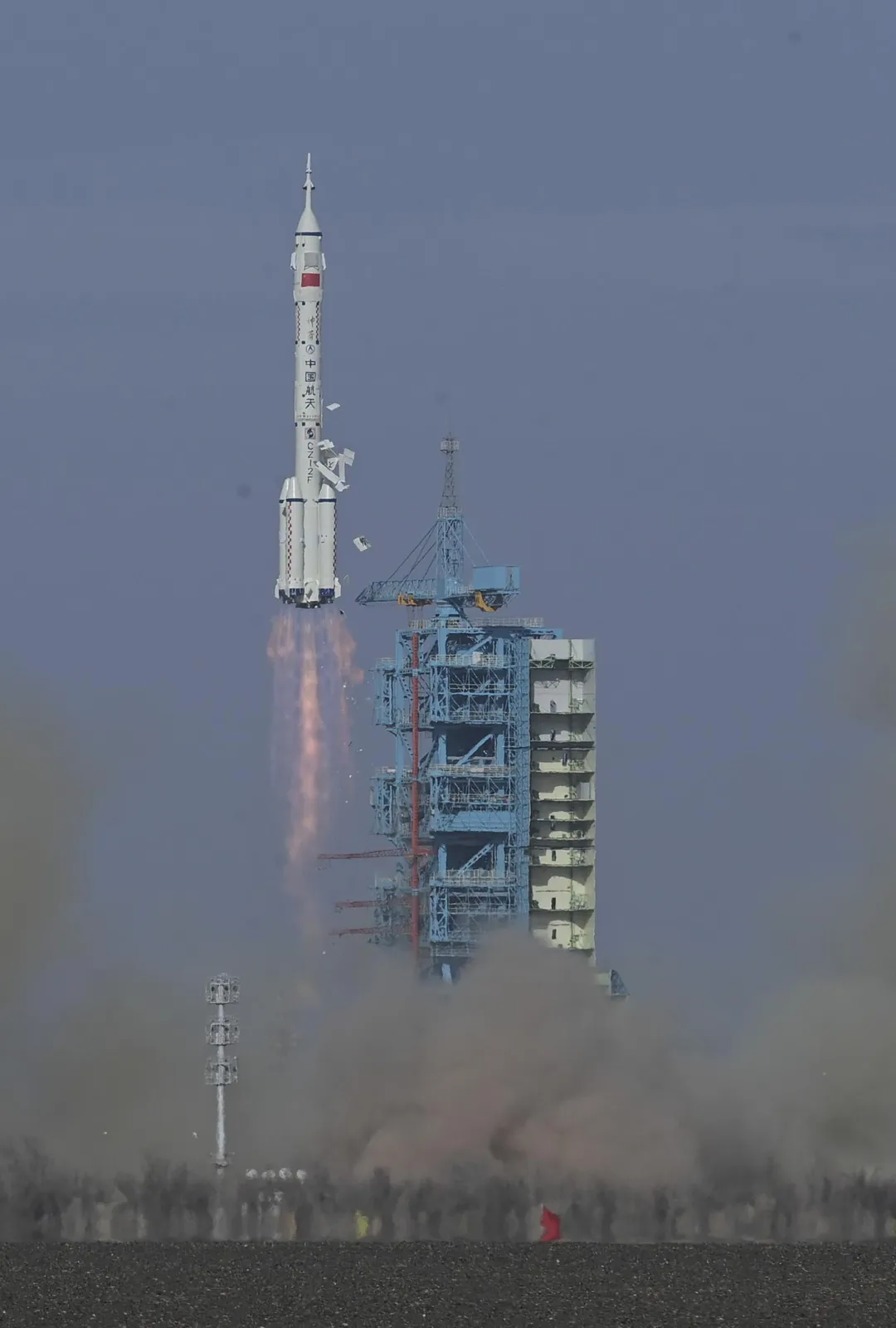 搭載神舟22號飛船的長征2號F遙22運載火箭於酒泉衛星發射中心點火發射。（圖／《新華社》）