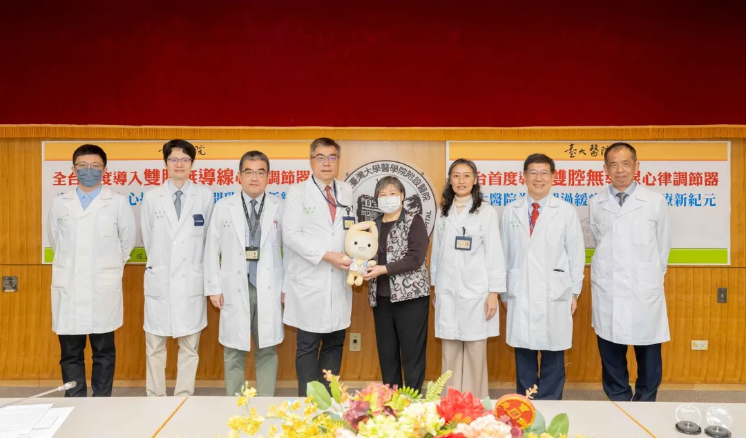 79歲鄭女士接受化療及標靶治療時誘發心律不整，心跳一度降至每分鐘僅40下，醫療團隊評估後決定為她植入無導線節律器。（圖／台大醫院）