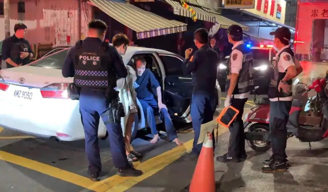 兩人一度不配合警方盤查。（圖／中天新聞）