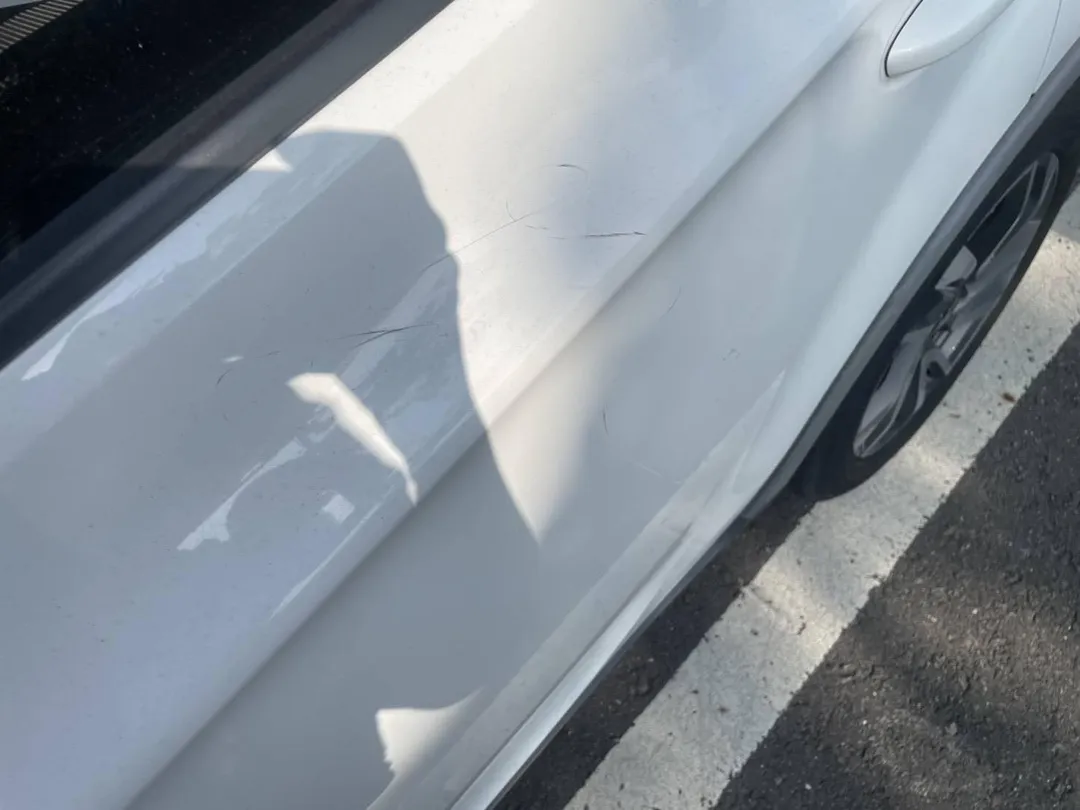多名車主發現愛車莫名出現長長刮痕。（圖 ／翻攝畫面）