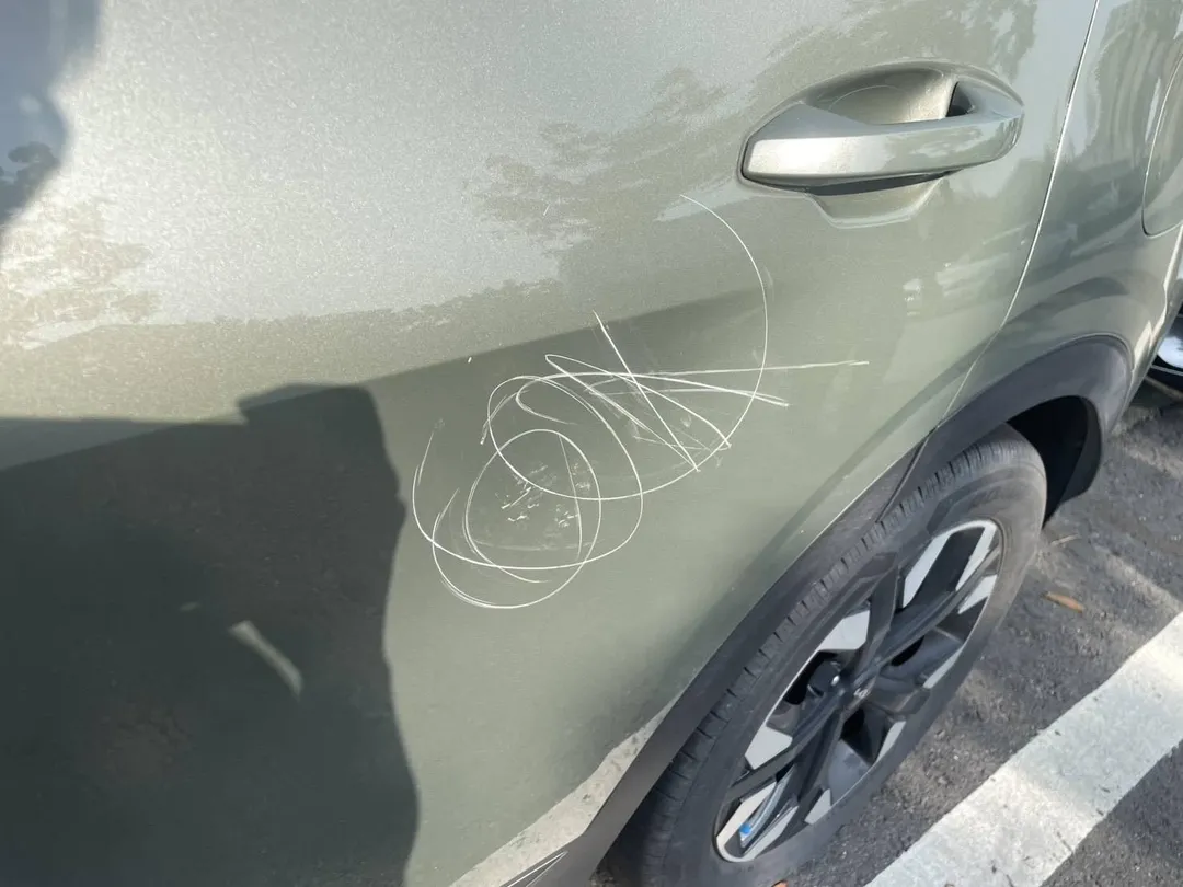 附近另外三輛車也出現類似刮痕。（圖 ／翻攝畫面）