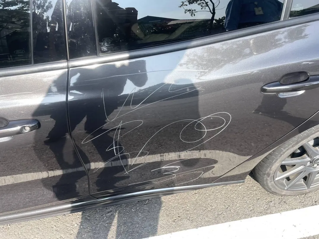 沿線共有四輛汽車遭到利器刻意破壞。（圖 ／翻攝畫面）