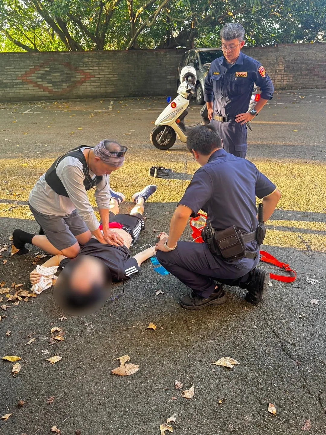 員警與民眾實施CPR。(圖/警方提供)