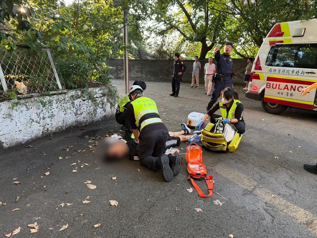 員警到場後發現胡男無意識,立刻投入CPR及AED急救。(圖/警方提供)