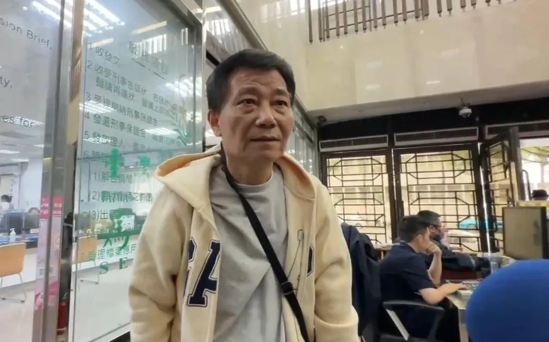 歌手畢書盡的父親畢福鬢捲入假發票、逃漏稅風波，遭2度通緝，今日親自現身台北地院出庭，不只喊冤，也表示畢書盡對此事完全不知情。（圖／翻攝畫面）