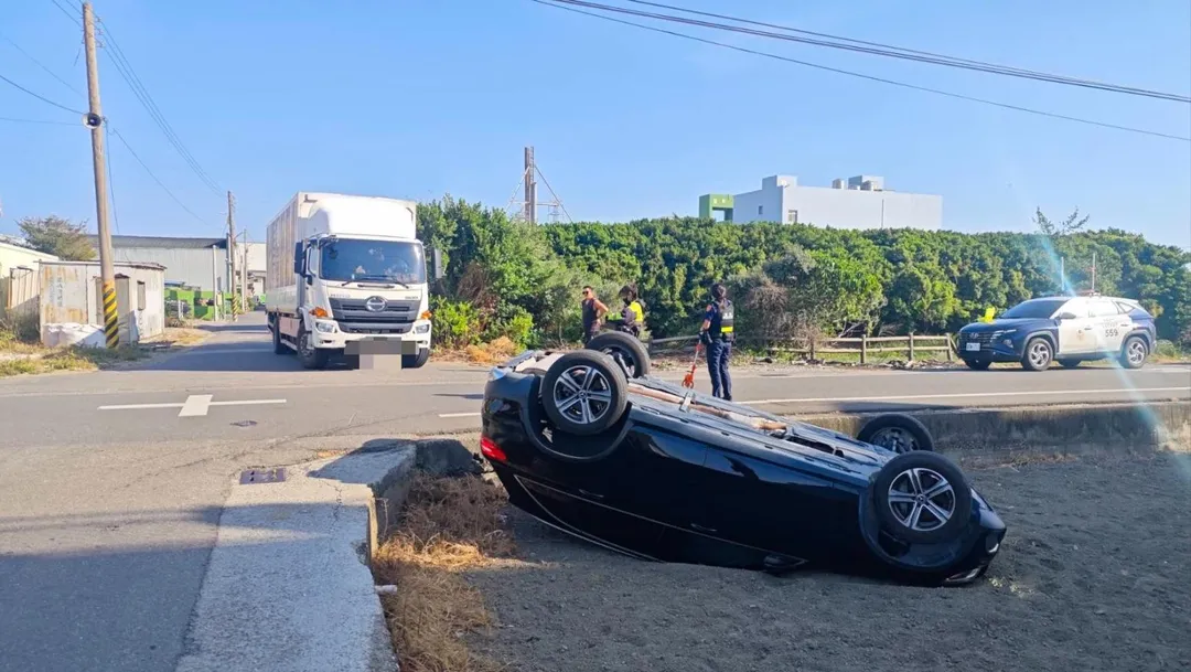 賓士車翻覆。（圖／翻攝畫面）