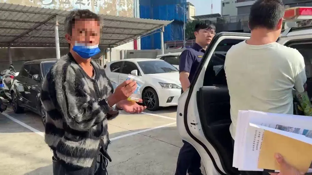 涉嫌殺害苗栗67歲鄭姓獨居老翁的嫌犯,謝姓男子(圖)及蕭姓男子,警方將2人移送地檢署偵辦,檢方認為2人犯罪嫌疑重大,均向法院聲請羈押禁見。(圖/中天新聞)