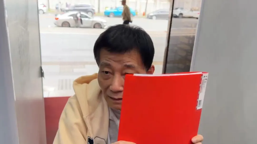 歌手畢書盡的父親畢福鬢捲入假發票、逃漏稅風波，遭2度通緝，今日親自現身台北地院出庭。（圖／翻攝畫面）
