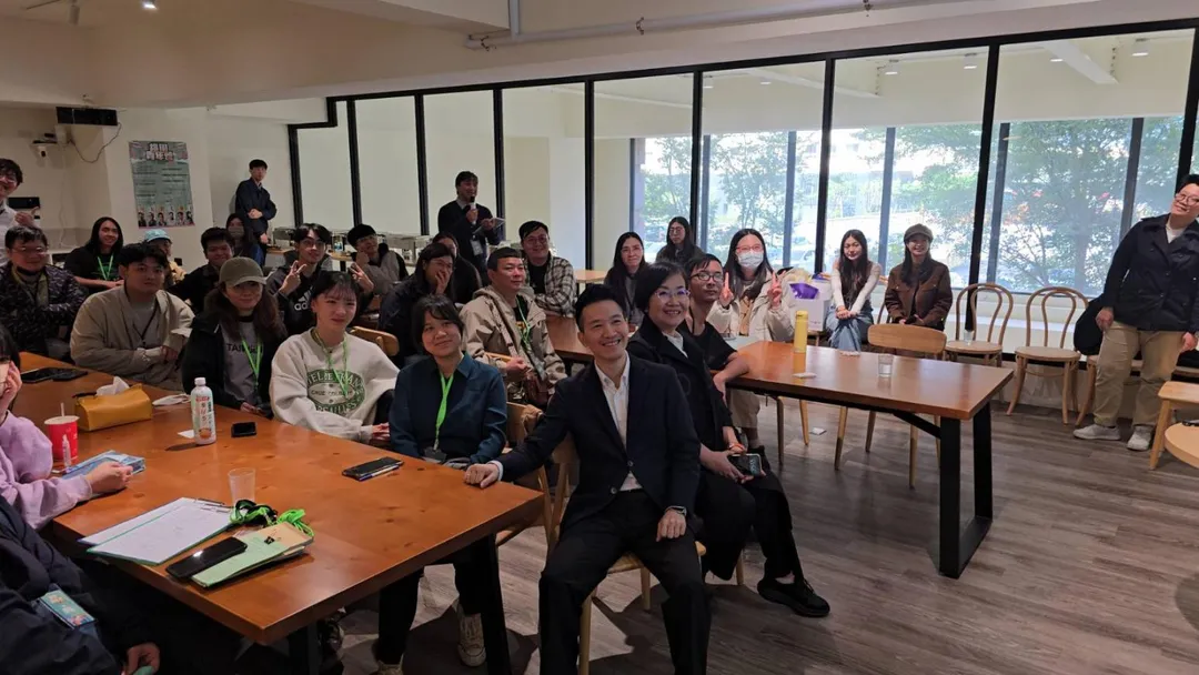 何志偉與桃園青年對談桃園交通問題時，針對交通提改革方向，他強調：「我們要做的，不是遙不可及的事，而是做得到、也一定要做到的事。」(圖/主辦單位提供)