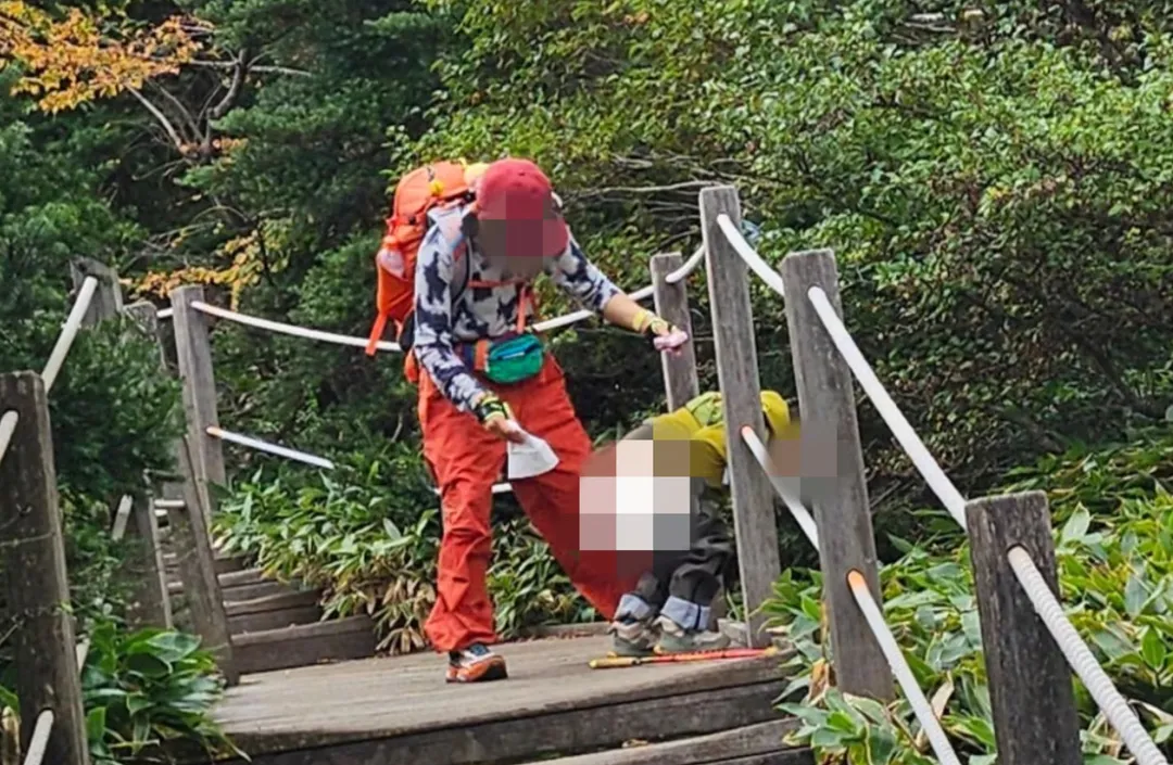 有登山客拍下，疑為大陸籍母子在登山步道旁公然脫褲大便還不清理。（圖／翻攝漢拏山國立公園官網）